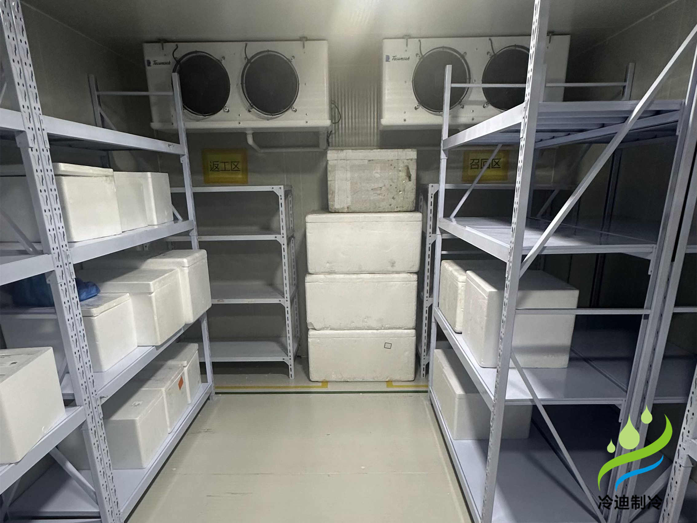 花3萬元可以建造20-30平方的果蔬保鮮冷庫，10-20平方的-18℃冷凍庫，10-30平方的食品恒溫冷庫，20立方標準醫(yī)藥冷庫。配置采用六面體設(shè)計，聚氨酯保溫板搭建庫體，內(nèi)置吊頂式冷風機，搭配艾默生谷輪機組，新亞洲智能節(jié)能電控箱，手動半埋門，搭配風幕機，此類配置是比較常見，也是較為穩(wěn)定的，小型冷庫可以訂制移動款，集裝箱或活動式，全國乃至國外均可發(fā)貨。